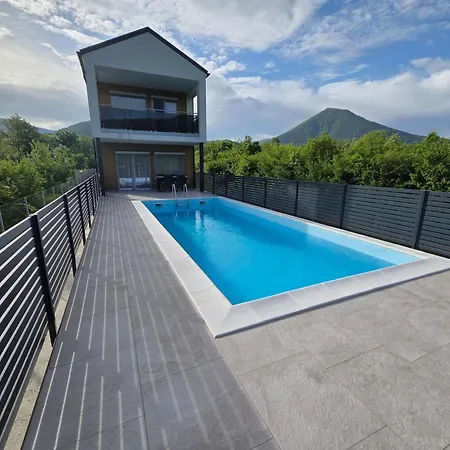 Alisa - Luxury Riverside Escape