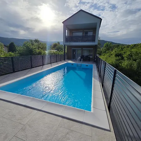 Villa Alisa - Luxury Riverside Escape