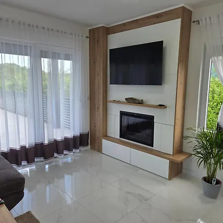 Villa Alisa - Luxury Riverside Escape *