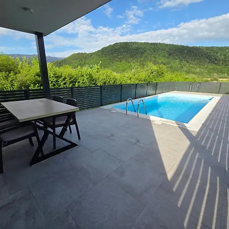 Alisa - Luxury Riverside Escape *