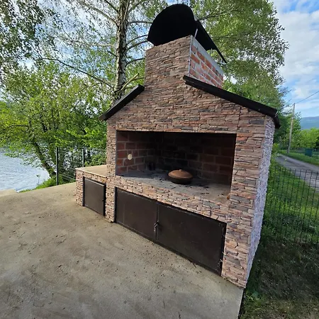 Alisa - Luxury Riverside Escape Willa *