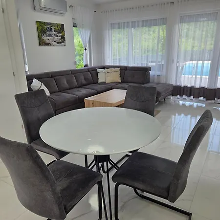 Alisa - Luxury Riverside Escape Villa