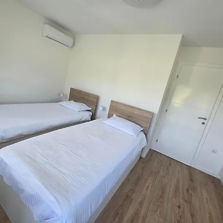 Villa Alisa - Luxury Riverside Escape Bihać
