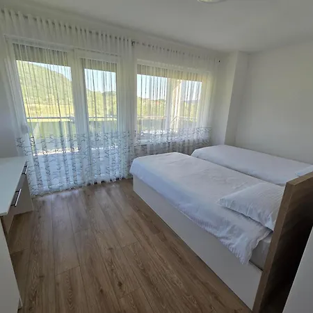 Alisa - Luxury Riverside Escape Willa *