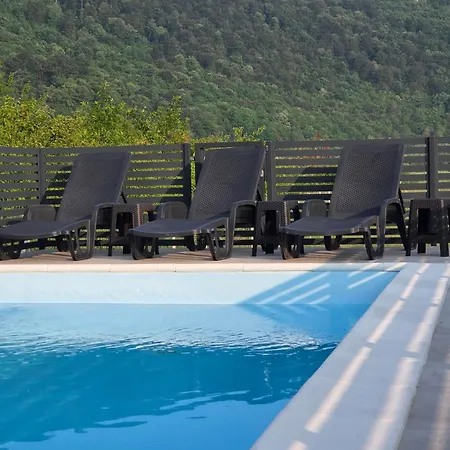 Alisa - Luxury Riverside Escape