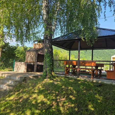 Alisa - Luxury Riverside Escape Villa